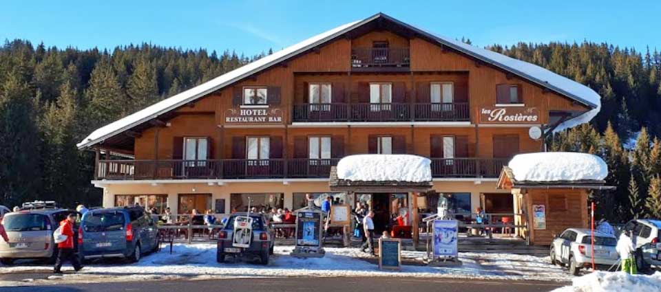 l'hôtel restaurant bar les Rosières est situé tout proche de la station de ski de la Clusaz en Haute Savoie, ouvert toute l'année