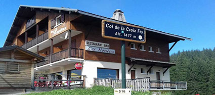 l'hôtel restaurant bar les Rosières est situé au pied des pistes du domaine skiable de Manigod La Croix Fry Haute Savoie France