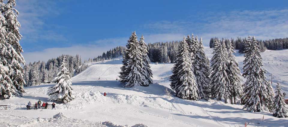 L'hôtel Restaurant Les Rosières au pied des pistes avec une vue magnifique sur la chaine des Aravis haute savoie